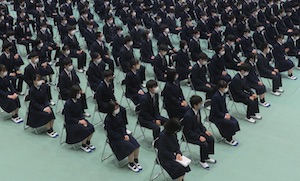 凛とした空気の中での入学式