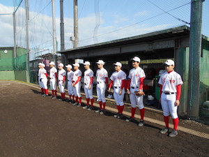 ベンチ前に集合する野球部員の写真