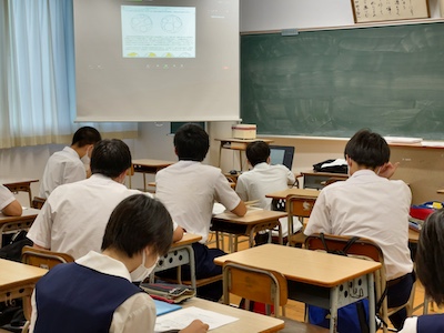 大島先生の講義をオンラインで熱心に聴く数学部の生徒達