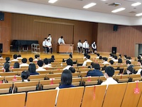 生徒会役員選挙の演説を聞く高校生