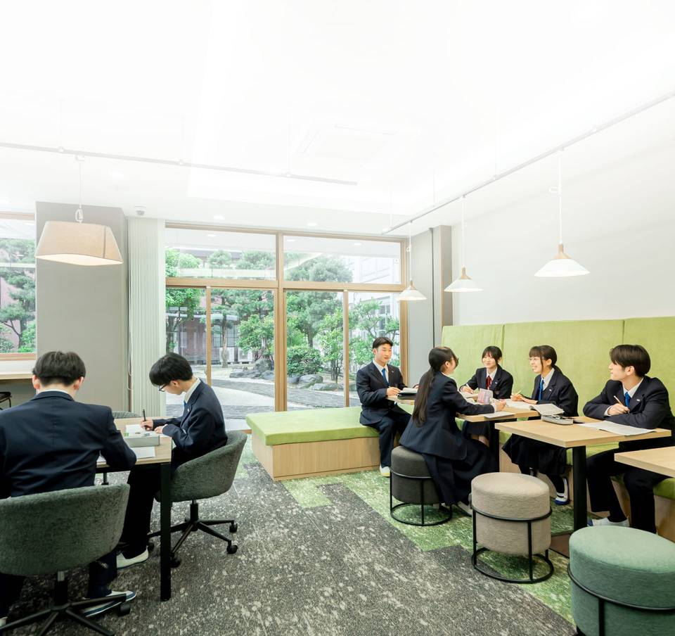 明るいラーニングコモンズで学ぶ真和の生徒たち