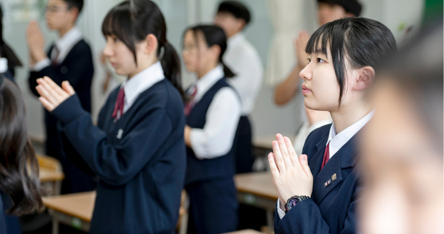朝の合掌をする真和の生徒