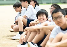 体育行事で応援する生徒
