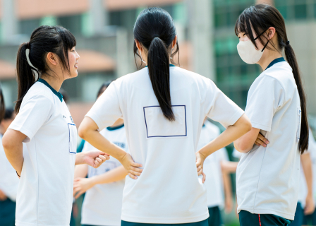 体育行事で応援する生徒