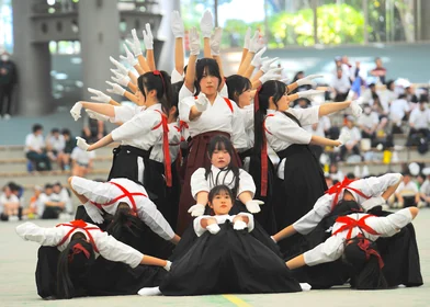 文化行事を楽しむ生徒