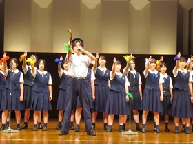 舞台で発表する生徒