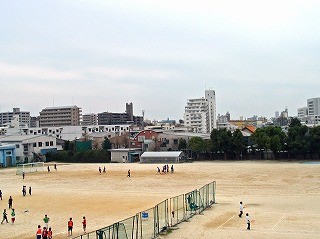 市街地を望む運動場