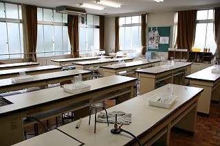 実験設備を備えた理科教室