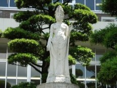校内の四恩塔