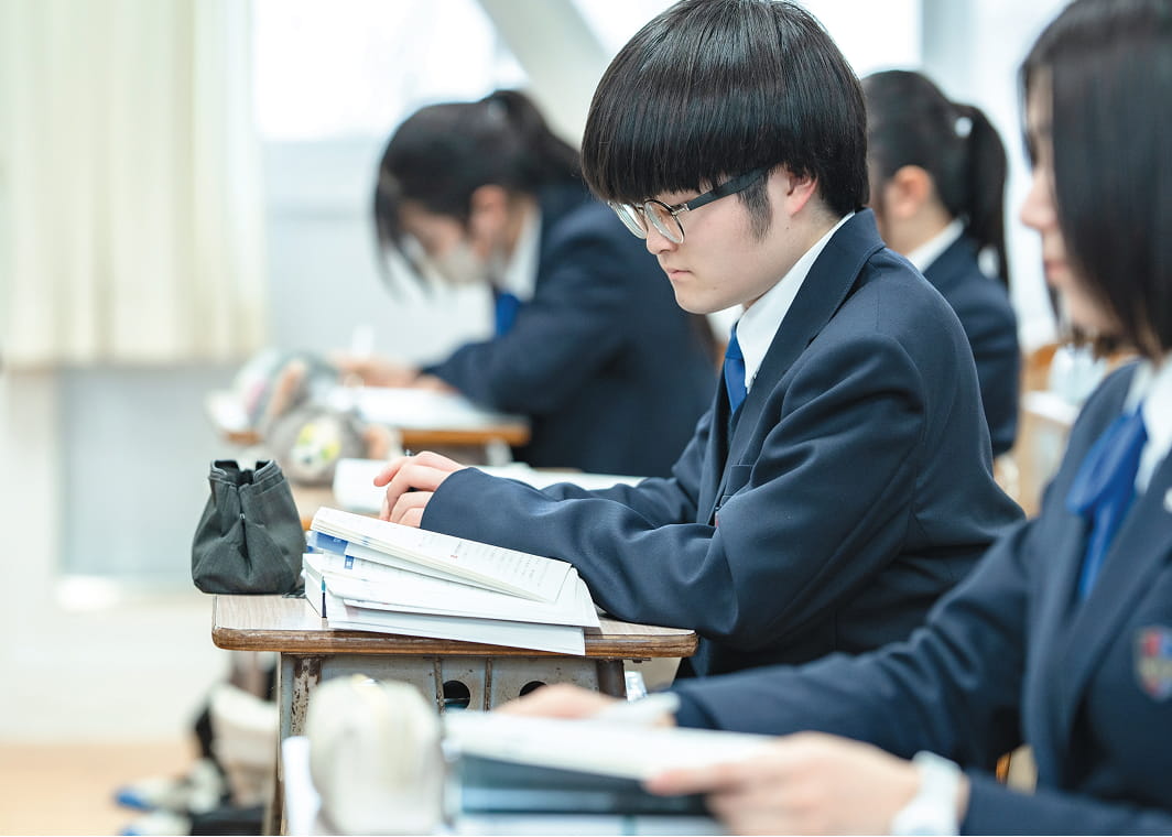 授業に集中する生徒