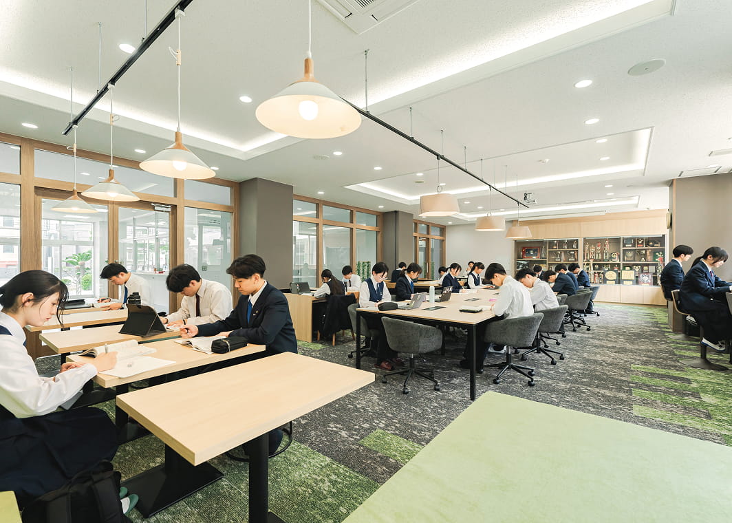 カフェのような雰囲気の学習ルーム
