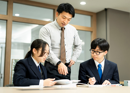 学習指導員から助言を受ける生徒