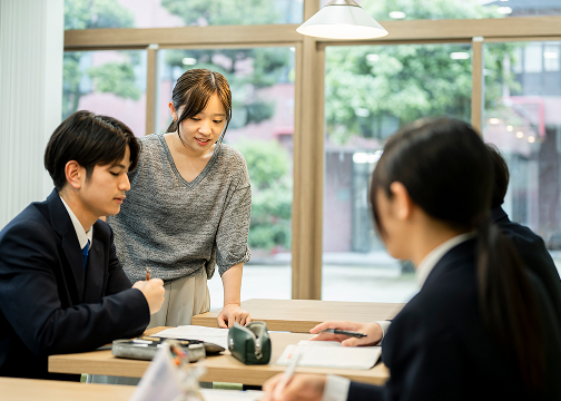 学習ルームで質問する生徒