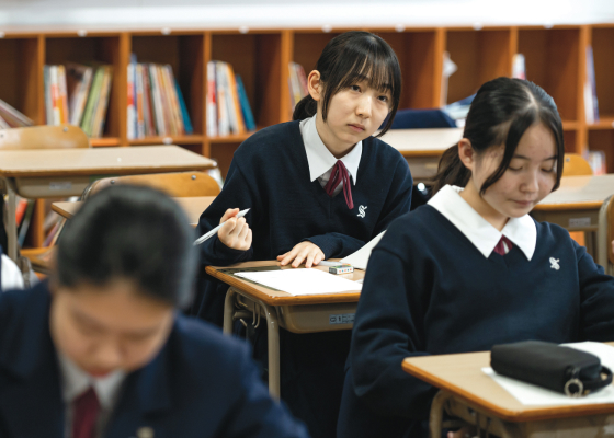 教室で授業を受ける生徒