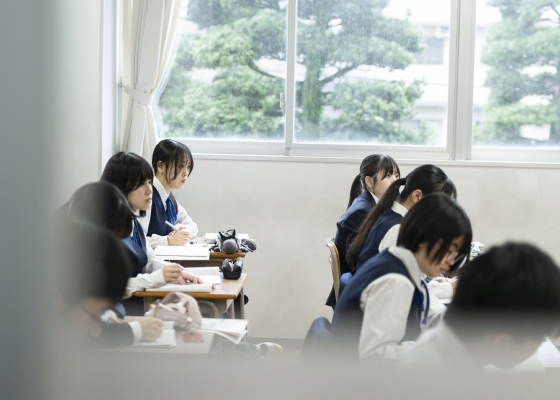 教室で授業を受ける生徒