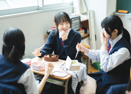 友人と過ごす昼休み