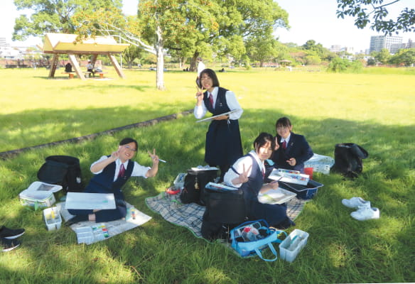 屋外で写生に取り組む生徒