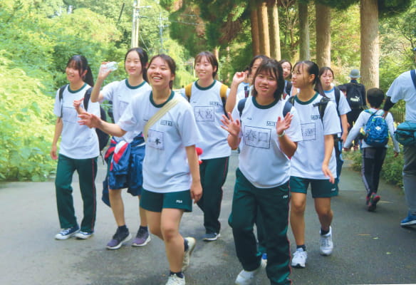 強歩会で山道を歩く生徒