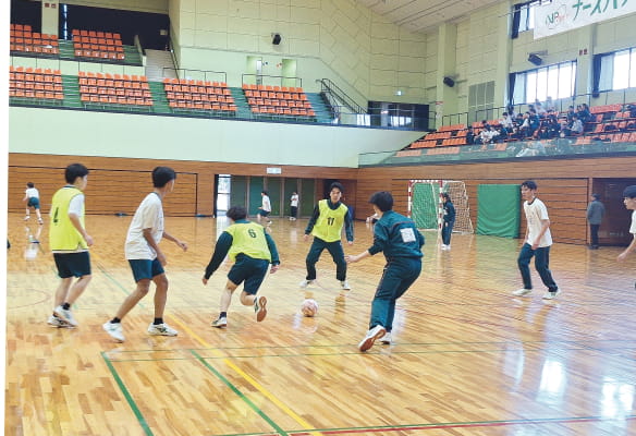 スポーツ大会で競技する生徒