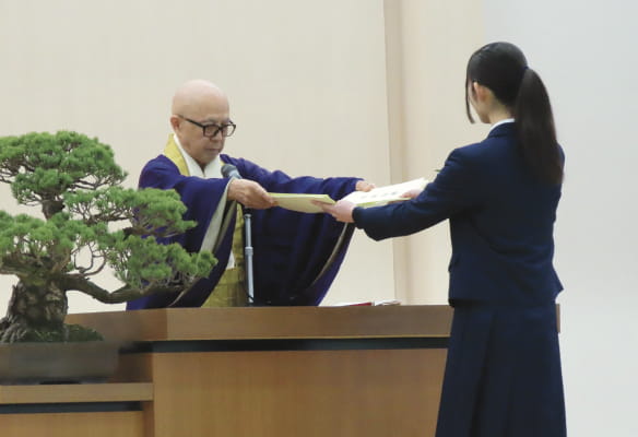 卒業証書を受け取る生徒