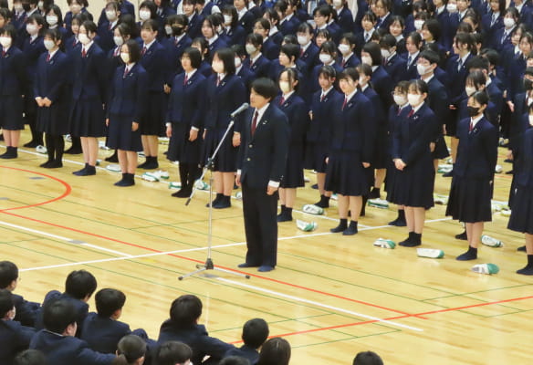 対面式で挨拶する生徒