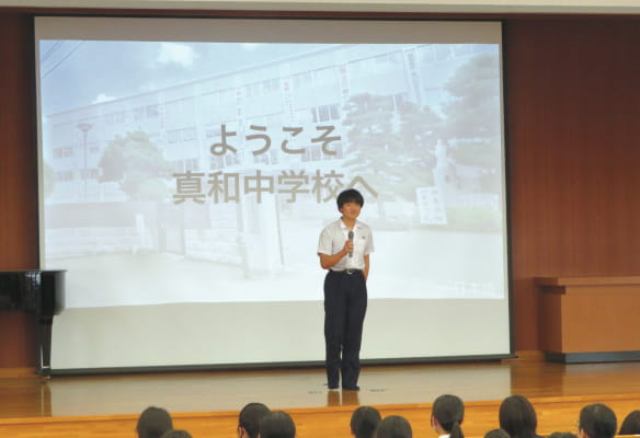 新入生歓迎会で挨拶する生徒