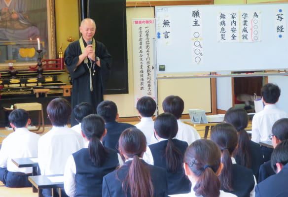 善導寺研修で僧侶の講話を聞く生徒
