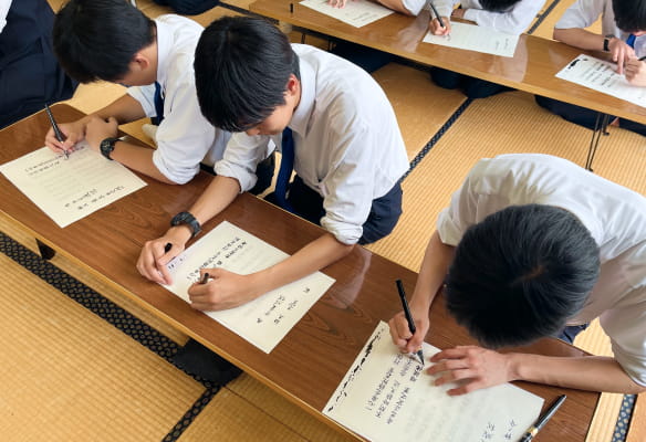 研修で課題に取り組む生徒