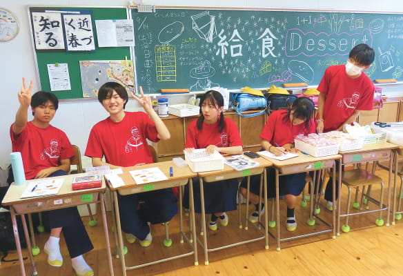文化祭でクラス企画を運営する生徒