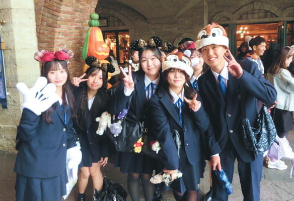 修学旅行を楽しむ生徒