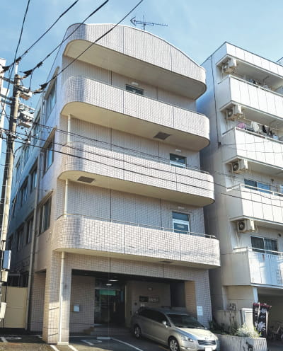 学校近くにある女子寮の外観