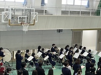 ①吹奏楽部伴奏で校歌斉唱